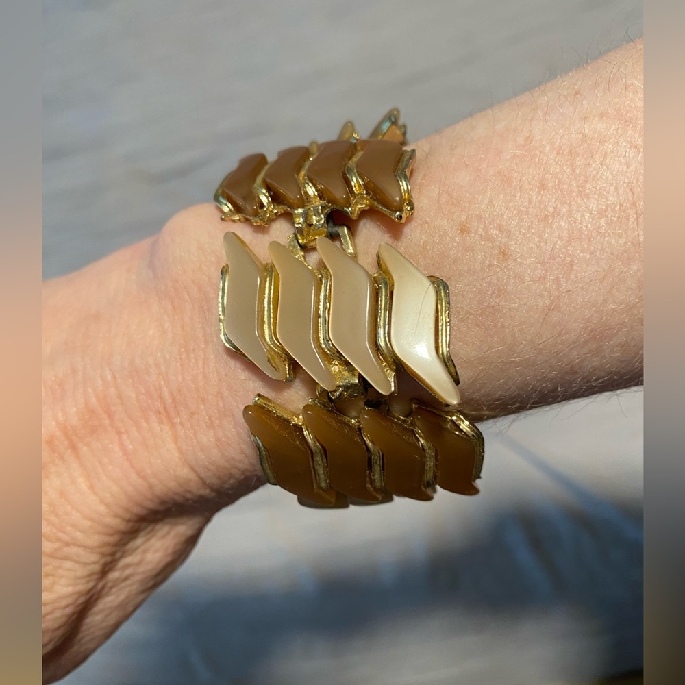 🩷LARGE GOLD TONED TRIMMED BRACELET WITH BLUSHISH/TAN DESIGN